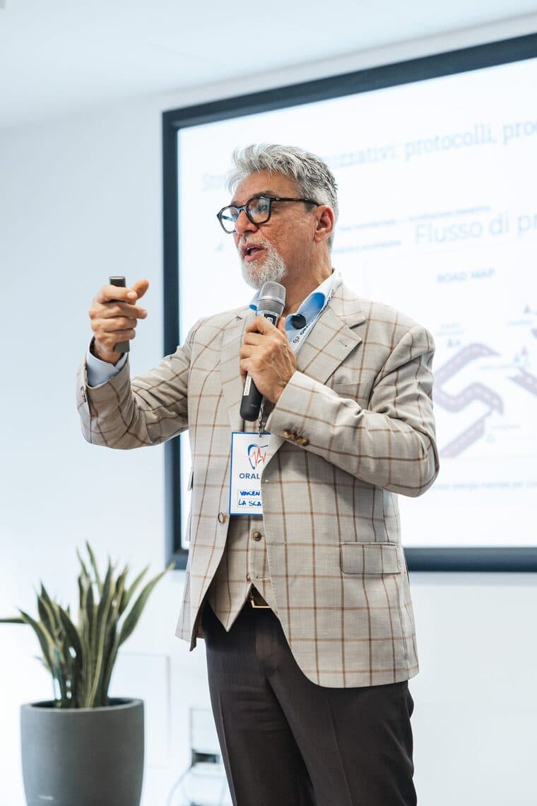 Il dr. Vincenzo La Scala sul palco di un evento OralPro